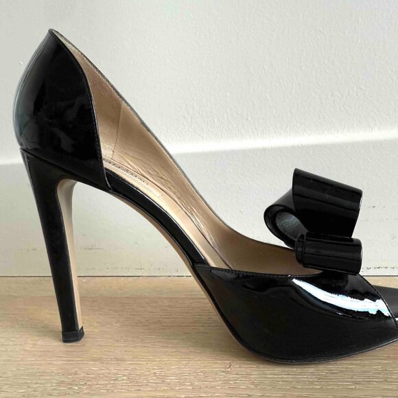 Valentino Garavani Black Patent Platform Peep Toe Bow Pumps - Picture 6 of 8